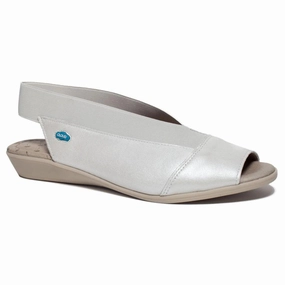 Breath Control Cloud Footwear Caliber Fashion Nova Blanco Sandal (Women's)