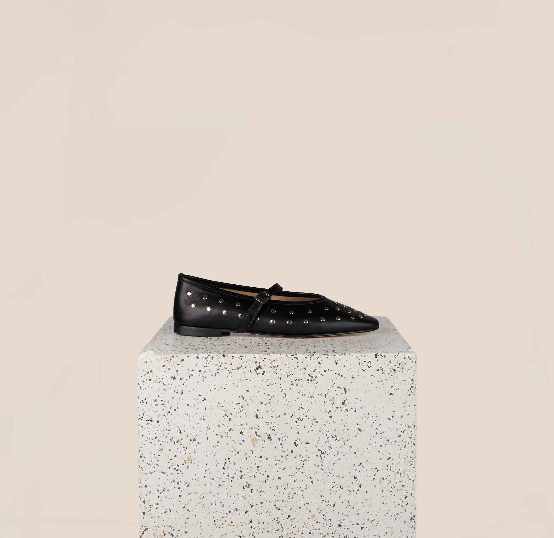 Jog Glow Love Walk Cori Studs - Black