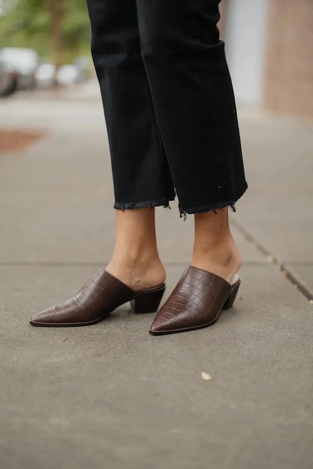 Cellia - Chocolate Croco Toe Guard Perfect Steps