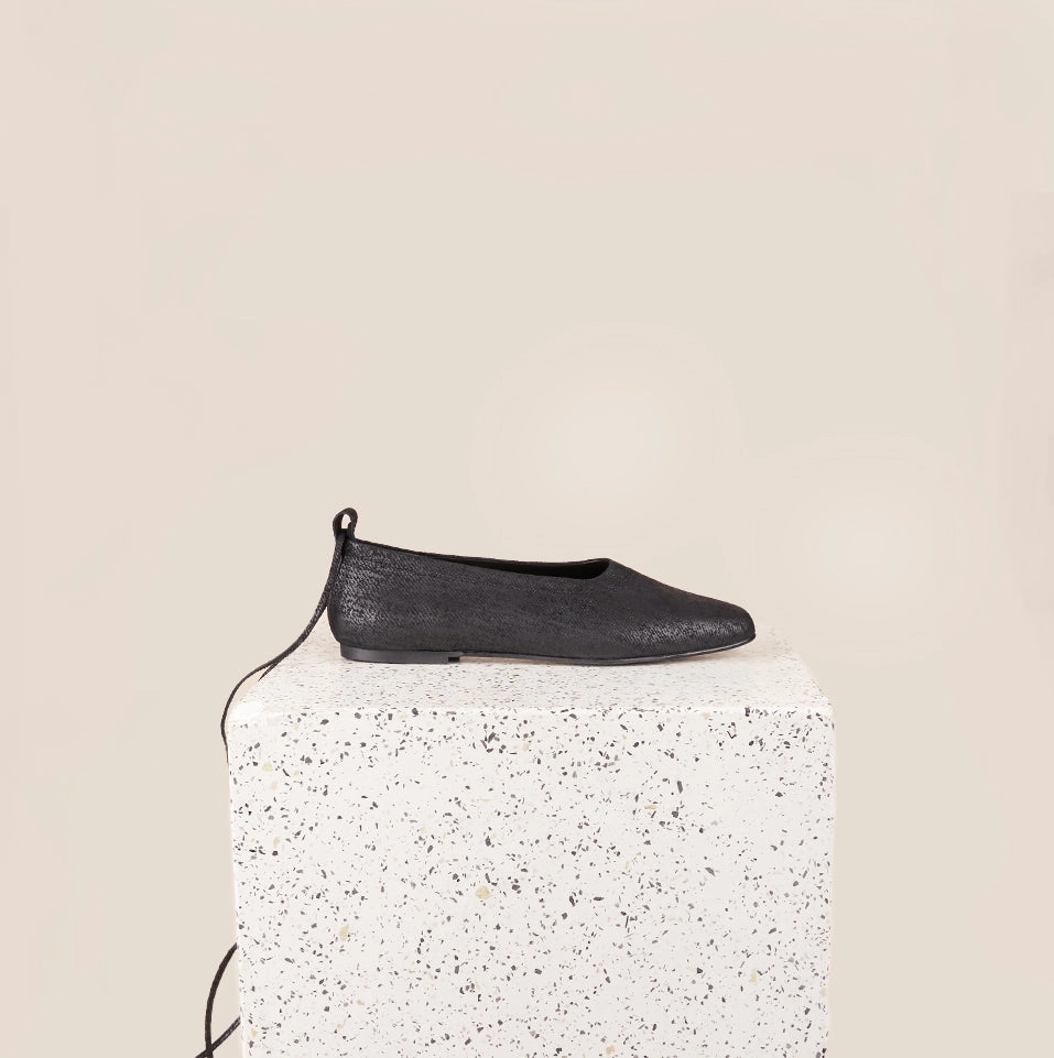 Imola - Black Twill Trendy Walk Ship Glow