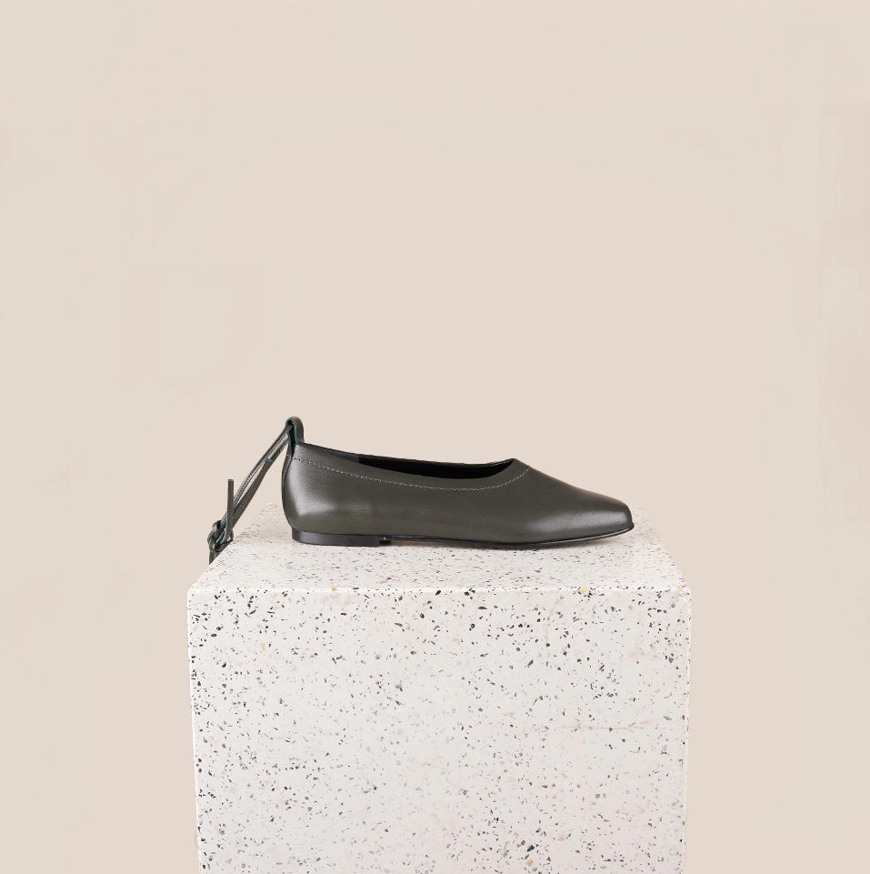 Desert Light Rural View Imola - Olive leather (Removable Ties)