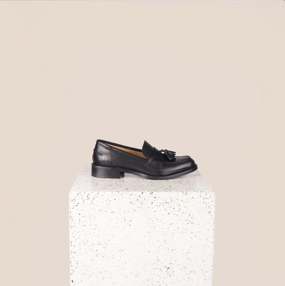 Urban Breeze Aosta Tassel - Black leather